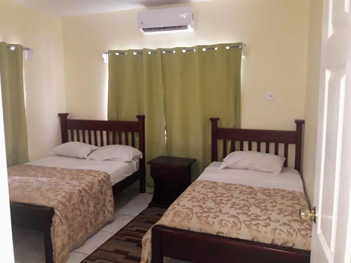 Guest house Little Flower Guesthouse Bon Accord Village
